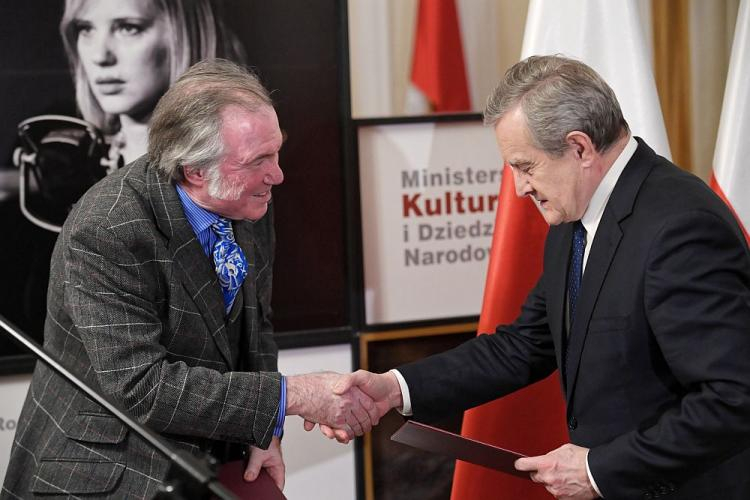 Wicepremier, minister kultury Piotr Gliński (P) oraz angielski reżyser operowy David Pountney podczas uroczystości nadania brytyjskiemu artyście polskiego obywatelstwa. Fot. PAP/J. Turczyk