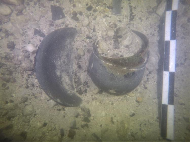 Podwodne zdjęcie dokumentacyjne depozytu rytualnego składającego się z naczyń ceramicznych (fot. Mateusz Popek) 