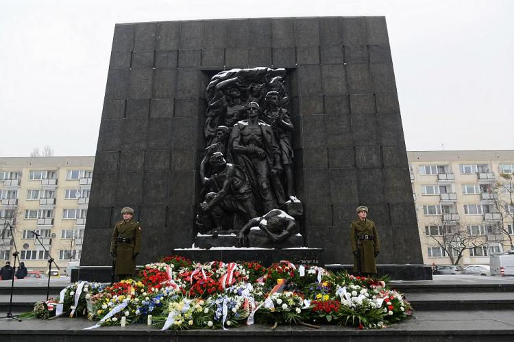 Obchody Międzynarodowego Dnia Pamięci o Ofiarach Holokaustu przy pomniku Bohaterów Getta w Warszawie. Fot. PAP/J. Kamiński