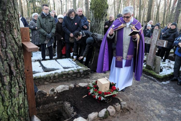 Ksiądz Andrzej Luter (C), Jan Maria Tomaszewski (4L) podczas pogrzebu Ireny Dziedzic na cmenatrzu w podwarszawskich Laskach. Fot. PAP/T. Gzell