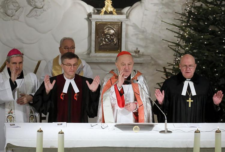 Metropolita warszawski, kard. Kazimierz Nycz (C), zwierzchnik Kościoła Ewangelicko-Metodystycznego w RP Andrzej Malicki (obok kardynała, z lewej). Centralne nabożeństwo Tygodnia Modlitw o Jedność Chrześcijan. Warszawa, 20.01.2019. Fot. PAP/P. Supernak