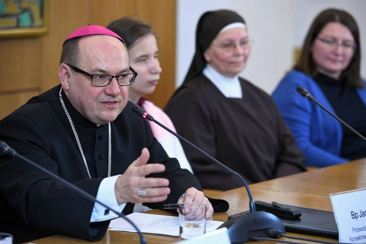  Przewodniczący Komisji KEP ds. Życia Konsekrowanego i Stowarzyszeń Życia Apostolskiego bp Jacek Kiciński (L), przedstawicielka zakonów żeńskich m. Radosława Podgórska FSK (2P), wychowanka Sióstr Franciszkanek Służebnic Krzyża Patrycja Kłosowska (3P), Michalina Jankowska (P) z Instytutu Prymasa Wyszyńskiego. Fot. PAP/J. Turczyk