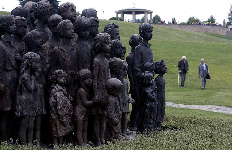 Pomnik upamiętniający ofiary niemieckich zbrodni z w 1942 r. Lidicach. Fot. PAP/EPA