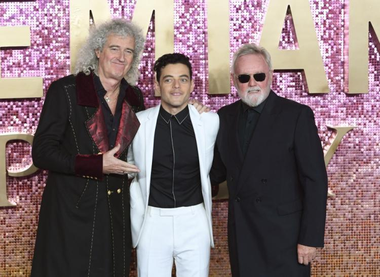 Amerykański aktor Rami Malek, który gra rolę Freddie'ego Mercury, pozuje z członkami zespołu Queen Rogerem Taylorem i Brianem May'em. Fot. PAP/EPA