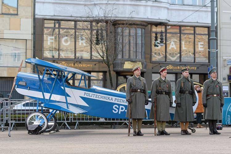 Replika samolotu Fokker D.VII - uroczystości na pl. Wolności w Poznaniu związane z setną rocznicą zdobycia przez powstańców wielkopolskich Stacji Lotniczej w Ławicy. Fot. PAP/J. Kaczmarczyk