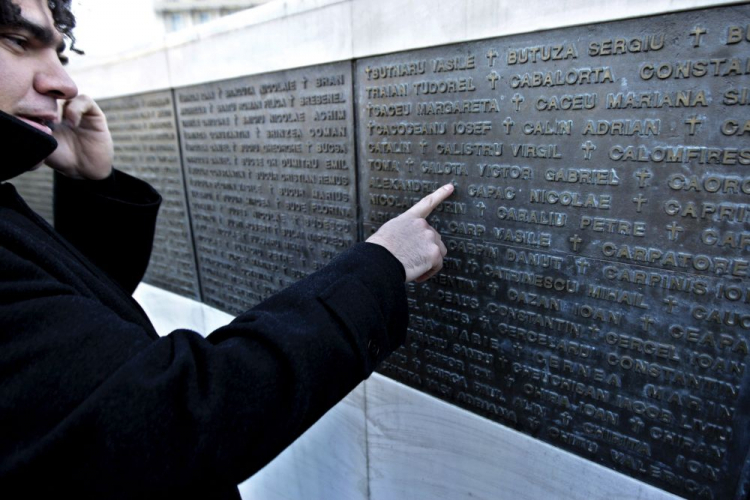 Tablica z nazwiskami ofiar reżimu dyktatora Nicolae Ceaușescu. Fot. PAP/EPA