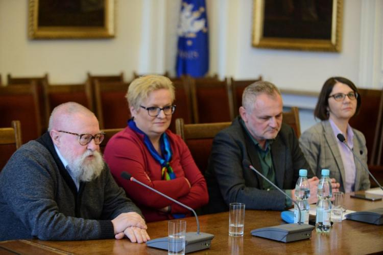  Językoznawcy, od lewej: prof. dr hab. Jerzy Bralczyk, dr hab. Katarzyna Kłosińska, dr hab. Marek Łaziński, prof. Magdalena Derwojedowa podczas spotkania podsumowującego plebiscyt Słowo Roku 2018. Fot. PAP/J. Kamiński