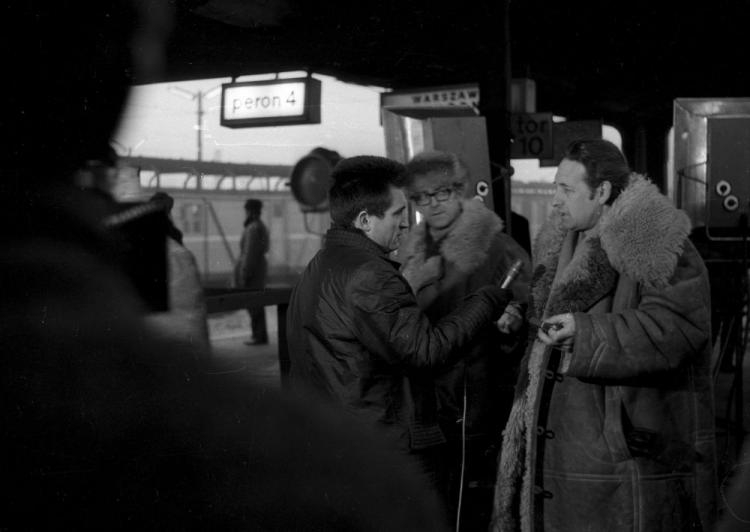 Zdjęcia do filmu pt. Wszystko na sprzedaż, w reżyserii Andrzeja Wajdy. W głębi autor zdjęć Witold Sobociński. PAP/L. Zielaskowski 