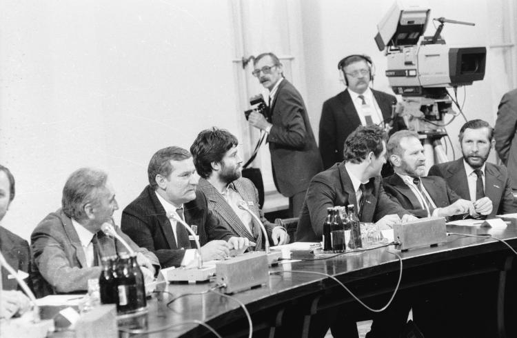 Początek obrad. Od lewej. T. Mazowiecki, L. Wałęsa, W. Frasyniuk, Z. Bujak, B. Geremek. Fot. PAP/CAF