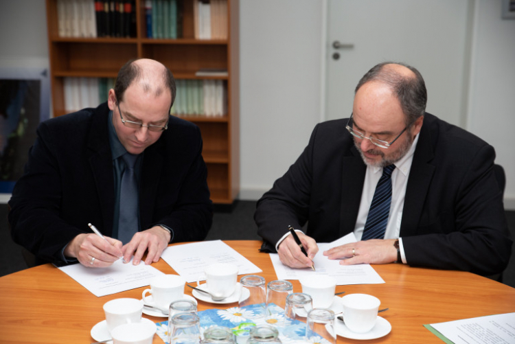 Podpisanie umowy. Na zdjęciu dr Wojciech Kozłowski – dyrektor Instytutu Pileckiego, oraz dr Michael Hollmann – dyrektor Bundesarchiv. Fot. Bundesarchiv. Źródło: www.instytutpileckiego.pl