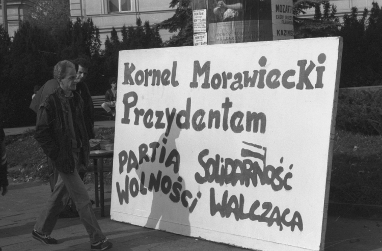 Warszawa, 15.10.1990. Kampania przedwyborcza kandydatów na prezydenta RP. Na zdj. plakat popierający kandydaturę Kornela Morawieckiego, założyciela antykomunistycznej organizacji „Solidarność Walcząca” i Partii Wolności. Fot. PAP/Z. Matuszewski