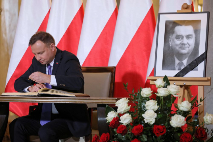 Prezydent Andrzej Duda wpisuje się do księgi kondolencyjnej, wystawionej w KPRM po śmierci Jana Olszewskiego. Fot. PAP/P. Supernak