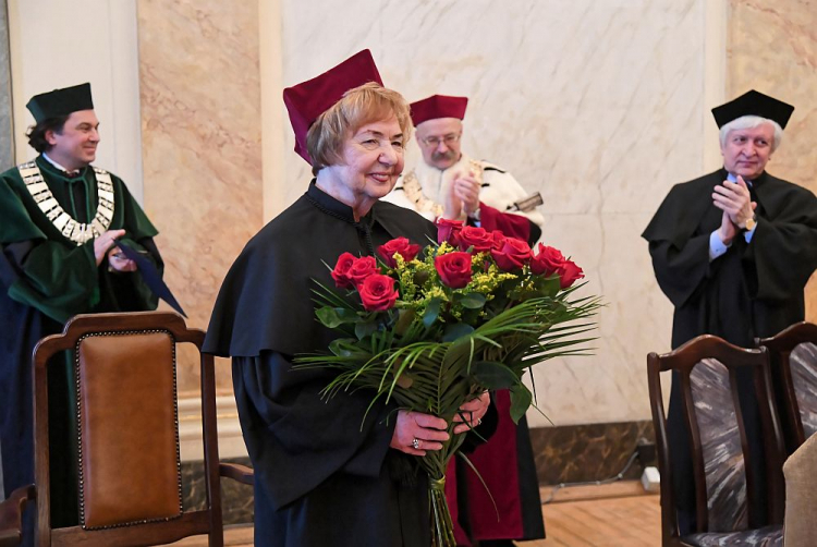 Profesor Barbara Świątek-Żelazna (C) odebrała tytuł doktora honoris causa Akademii Muzycznej w Krakowie. Fot. PAP/J. Bednarczyk