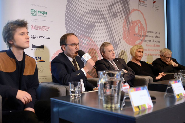 Od lewej: pianista Tomasz Ritter, dyrektor NIFC dr Artur Szklener, minister kultury Piotr Glinski, dyrektor programu 2 Polskiego Radia Małgorzata Małaszko-Stasiewicz oraz dyrektor artystyczny festiwalu Stanisław Leszczyński podczas konferencji nt. programu 15. Międzynarodowego Festiwalu „Chopin i jego Europa”. Fot. PAP/J. Kamiński