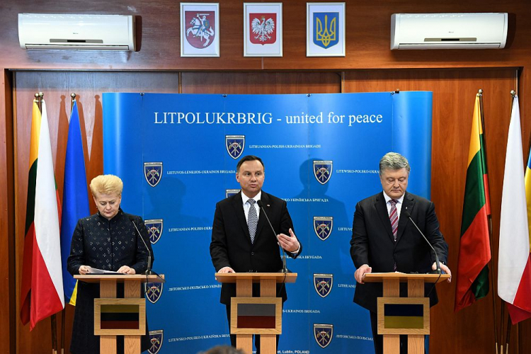 Prezydent RP Andrzej Duda (C), prezydent Litwy Dalia Grybauskaite (L) i prezydent Ukrainy Petro Poroszenko (P) podczas konferencji prasowej po rozmowach w Lublinie. Fot. PAP/W. Pacewicz