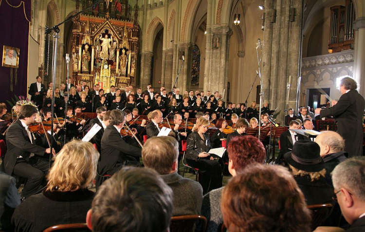 Orkiestra i chór Filharmonii Łódzkiej w Bazylice Archikatedralnej – pożegnanie Jana Pawła II w przeddzień pogrzebu papieża. 07.04.2005 r. Fot. PAP/G. Michałowski