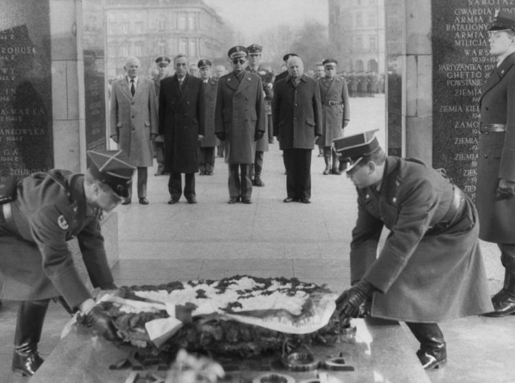 Obchody Święta Niepodległości. Składanie wieńców przy Grobie Nieznanego Zołnierza. Nz: m.in. prezydent RP gen. Wojciech Jaruzelski, premier RP Tadeusz Mazowiecki, marszałek Senatu Andrzej Stelmachowski i wicemarszałek Sejmu Tadeusz Fiszbach. PAP/M. Szyperko