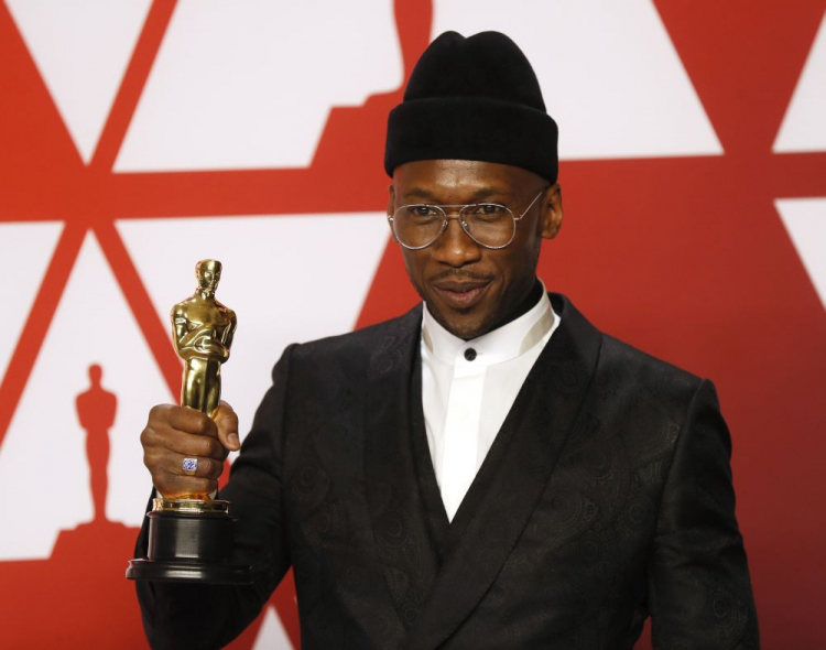 Mahershala Ali z Oscarem za drugoplanową rolę męską w filmie "Green Book". Fot. PAP/EPA