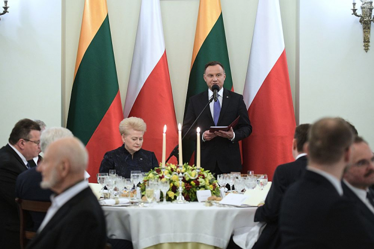 Prezydent RP Andrzej Duda (P) i prezydent Litwy Dalia Grybauskaite (L) podczas oficjalnego obiadu wydanego w Pałacu Prezydenckim w Warszawie. Fot. PAP/M. Obara