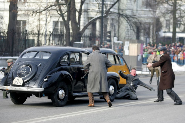 Inscenizacja zamachu na Franza Kutscherę w Alejach Ujazadowskich w Warszawie. Fot. PAP/B. Zborowski