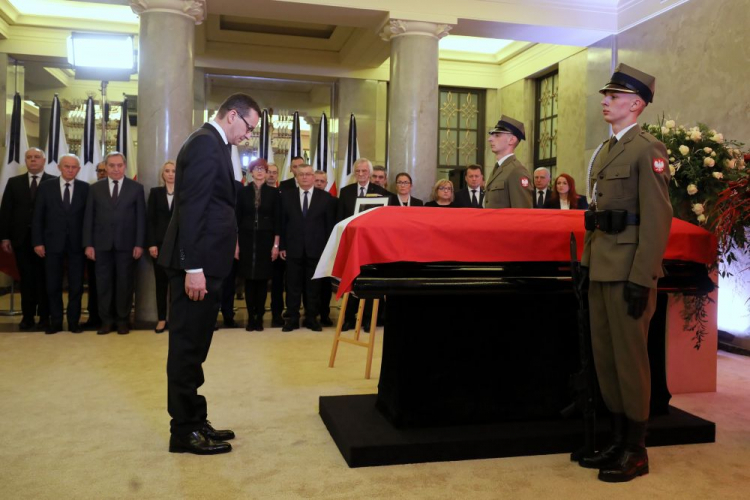 Premier Mateusz Morawiecki oddaje hołd zmarłemu premierowi Janowi Olszewskiemu. Fot. PAP/P. Supernak