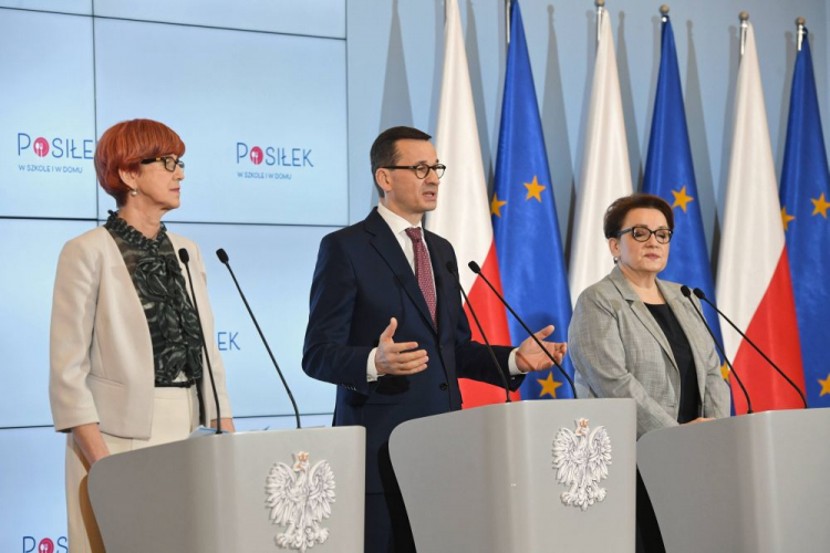 Premier Mateusz Morawiecki (C), minister edukacji narodowej Anna Zalewska (P) i minister rodziny, pracy i polityki społecznej Elżbieta Rafalska (L) podczas konferencji prasowej, po posiedzeniu rządu, m.in. nt. programu "Posiłek w szkole i w domu". PAP/R. Pietruszka