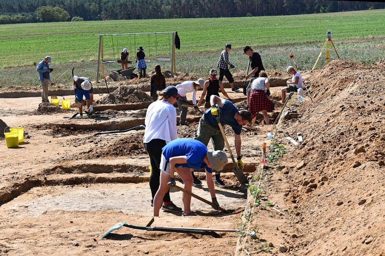 Wykopaliska archeologiczne w Nowym Objezierzu, gdzie archeolodzy odkryli pozostałości olbrzymiej świątyni sprzed niemal 7 tys. lat. 08.2018. Fot. PAP/M. Bielecki 