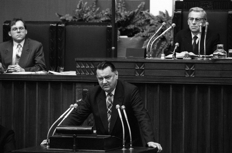 Głosowanie w Sejmie nad wyborem rządu Jana Olszewskiego (C). 23.12.1991. Fot. PAP/I. Radkiewicz