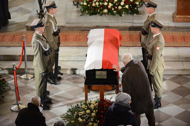 Czuwanie i modlitwy przy trumnie z ciałem byłego premiera w sanktuarium Matki Bożej Łaskawej w Warszawie. Fot. PAP/J. Kamiński