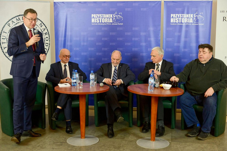 Spotkanie w Centrum Edukacyjnym IPN „Przystanek Historia” w Warszawie pt. „Obrońca wartości” poświęconemu śp. Janowi Olszewskiemu: prezes IPN dr Jarosław Szarek (L),  prof. Włodzimierz Suleja (2L), Antoni Macierewicz (C), Piotr Naimski (2P) i  Piotr Semka. Fot. PAP/J. Kamiński