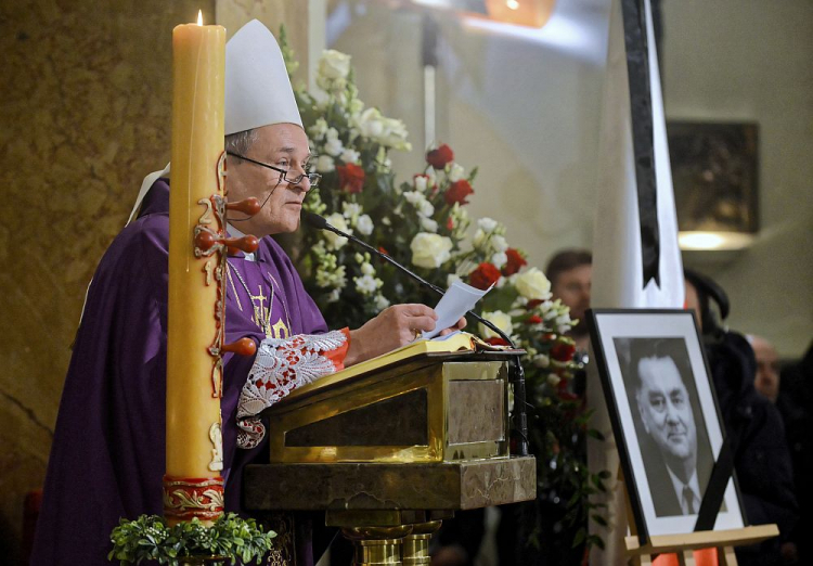 Biskup pomocniczy archidiecezji warszawskiej Michał Janocha przewodniczy mszy żałobnej w intencji Jana Olszewskiego w kościele św. Aleksandra w Warszawie. Fot. PAP/J. Kamiński