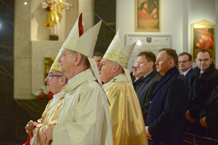 Uroczysta msza w 100. rocznicę utworzenia Ordynariatu Polowego WP. sekretarz stanu w KPRP Adam Kwiatkowski, szef Urzędu do Spraw Kombatantów i Osób Represjonowanych Jan Józef Kasprzyk, prezydent Andrzej Duda i minister obrony narodowej Mariusz Błaszczak. PAP/J. Kamiński