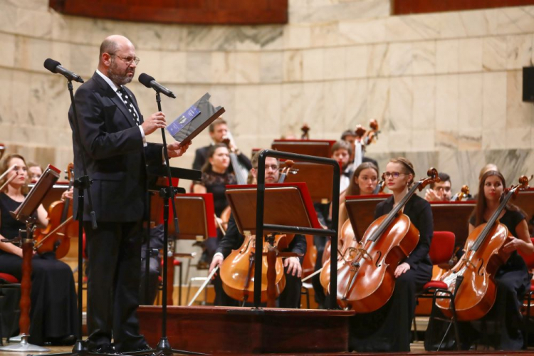 Piotr Milwiw-Baron podczas koncertu Polskiej Orkiestry Sinfonia Iuventus. Fot. PAP/R. Guz