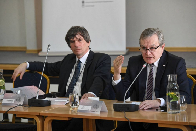 Minister kultury Piotr Gliński (P) i prezes SDP Krzysztof Skowroński (L) podczas międzynarodowej konferencji "Wolność (słowa), kocham i rozumiem", zorganizowanej przez Fundację Solidarności Dziennikarskiej i Stowarzyszenie Dziennikarzy Polskich. PAP/R. Pietruszka