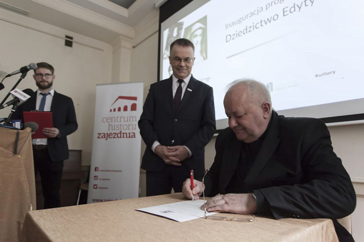 Wiceszef MKiDN Jarosław Sellin (C), prezes Towarzystwa Edyty Stein ks. Jerzy Witek (P) podczas konferencji prasowej nt. inauguracji programu „Dziedzictwo Edyty Stein” w Domu Edyty Stein we Wrocławiu. Fot. PAP/A. Koźmiński