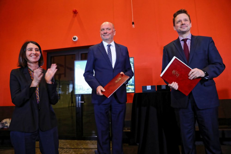 Dyrektor Muzeum Sztuki Nowoczesnej Joanna Mytkowska (L), prezydent Warszawy Rafał Trzaskowski (P), oraz prezes zarządu WARBUD S.A. Jerzy Werle (C) podczas podpisania umowy w Warszawie na budowę Muzeum Sztuki Nowoczesnej. PAP/R. Guz