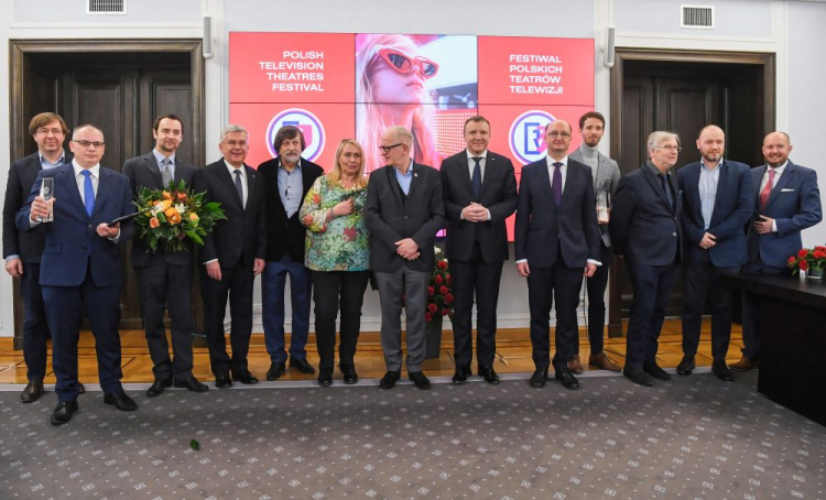 Marszałek Senatu Stanisław Karczewski (4L) podczas uroczystości wręczenia nagród Festiwalu Polskich Teatrów Telewizji w Warszawie. Fot. PAP/P. Nowak