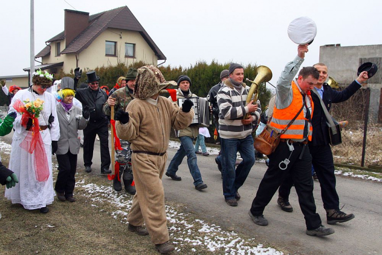 Zwyczaj „wodzenia niedźwiedzia”. Zimnice Małe w woj. opolskim, 2011 r. Fot. PAP/K. Świderski 