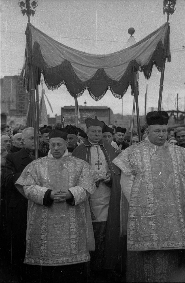 Ingres prymasa Stefana Wyszyńskiego (C) do prokatedry warszawskiej. 06.02.1949. Fot. PAP/CAF