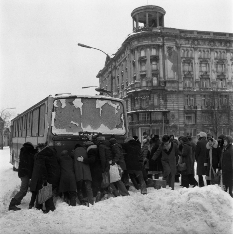 Krakowskie Przedmieście zasypane śniegiem. Ludzie pchają unieruchomiony autobus MZK. Fot. PAP/A. Rybczyński