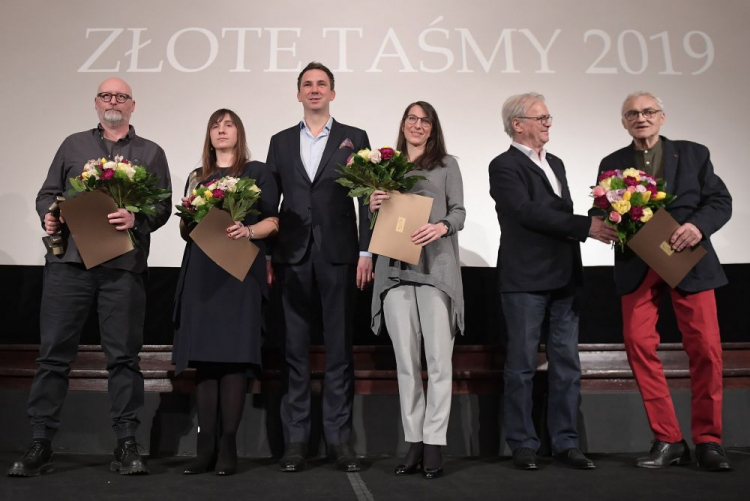 Od lewej: reżyser Wojciech Smarzowski, kostiumograf "Zimnej wojny" Aleksandra Sztaszko, szef PISF Radosław Śmigulski, reżyser Marta Prus, scenarzysta Jacek Bromski i reżyser Janusz Kondratiuk podczas uroczystej gali rozdania nagród Złote Taśmy. Fot. PAP/M. Obara