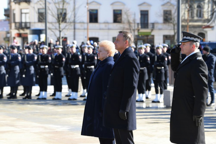 Prezydent RP Andrzej Duda i prezydent Litwy Dalia Grybauskaite podczas uroczystości składania wieńców przed Pomnikiem Unii Lubelskiej w Lublinie. Fot. PAP/W. Pacewicz