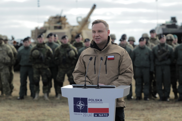 Orzysz, 06.03.2019. Prezydent Andrzej Duda podczas konferencji prasowej, 6 bm. na poligonie w Orzyszu, po pokazie dynamicznym przygotowanym przez żołnierzy 15. Giżyckiej Brygady Zmechanizowanej oraz żołnierzy z USA, Wielkiej Brytanii, Rumunii i Chorwacji tworzących Wielonarodową Batalionową Grupę Bojową NATO. Wizyta w Orzyszu jest częścią obchodów "NATO Week", organizowanych z okazji 20. rocznicy wstąpienia Polski do struktur Sojuszu Północnoatlantyckiego. Fot. PAP/T. Waszczuk