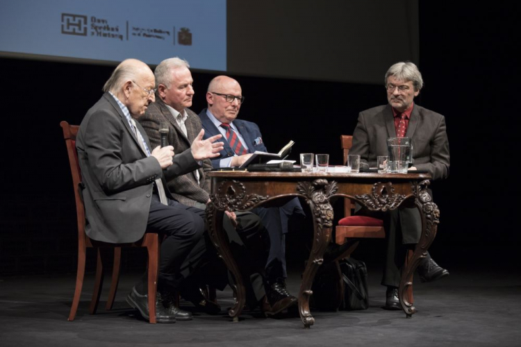 „Przełom okrągłego stołu po 30 latach III RP”, debata w Teatrze Polskim w Warszawie, 25 marca 2019 r. Od lewej: Stanisław Ciosek, Zbigniew Bujak, Czesław Bielecki i Zbigniew Gluza. Źródło: Krzysztof Buczek