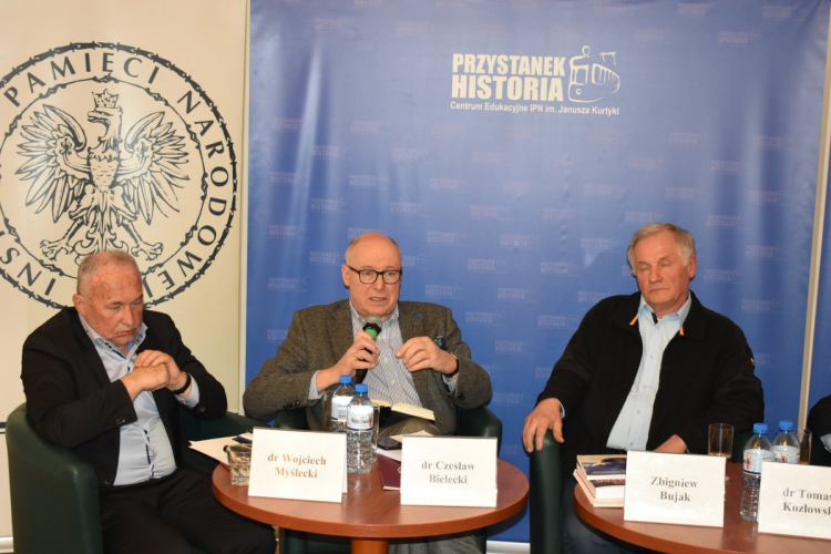 Od lewej dr Wojciech Myślecki, dr Czesław Bielecki i Zbigniew Bujak podczas debaty „Blaski i cienie okrągłego stołu” w warszawskim Przystanku Historia Centrum Edukacyjnym IPN im. Janusza Kurtyki. Źródło: IPN/Twitter