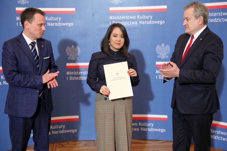 Warszawa, 19.03.2019. Wicepremier, minister kultury Piotr Gliński (P), dyrektor Narodowego Centrum Kultury dr hab. Rafał Wiśniewski (L) oraz stypendystka Anna Fam (Anh Pham Phuong) podczas uroczystości wręczenia dyplomów laureatom XVI edycji Programu Stypendialnego „Młoda Polska”. Fot. PAP/T. Gzell