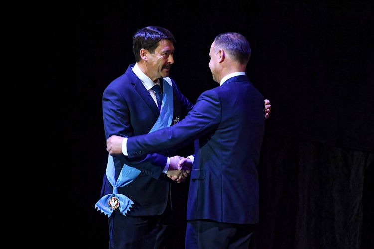 Prezydent Węgier Janos Ader (L) odznaczony przez prezydenta Andrzeja Dudę Orderem Orła Białego podczas Gali Przyjaźni Polsko-Węgierskiej w Kieleckim Teatrze Tańca. Fot. PAP/P. Polak