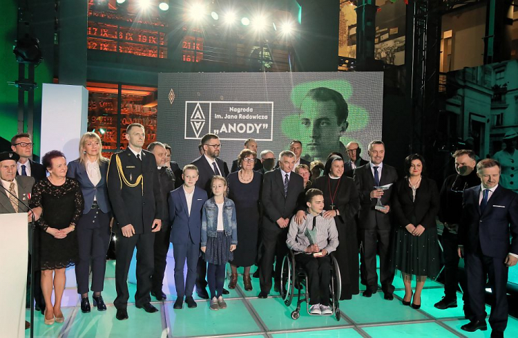 Uczestnicy uroczystości i laureaci Nagrody im. Jana Rodowicza "Anody" w Muzeum Powstania Warszawskiego. Fot. PAP/L. Szymański