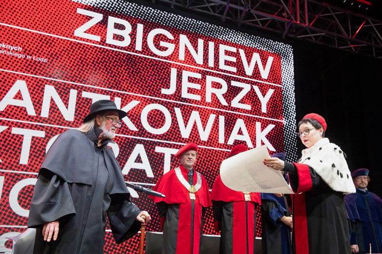 Jerzy Antkowiak (L) odebrał z rąk rektor ASP prof. Jolanty Rudzkiej-Habisiak (P) tytuł doktora honoris causa łódzkiej Akademii Sztuk Pięknych. Fot. PAP/G. Michałowski