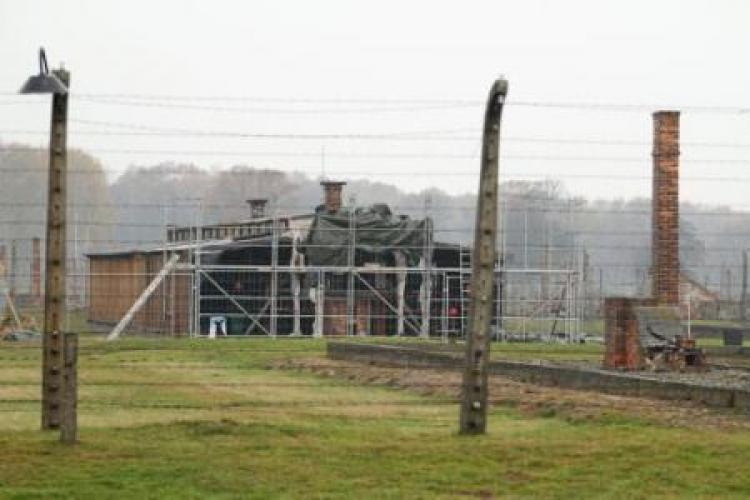 Drewniany barak w Birkenau, gdzie od września 1943 do lipca 1944 r. umieszczeni byli Żydzi przywiezieni z getta Theresienstadt. Fot. PAP/S. Rozpędzik